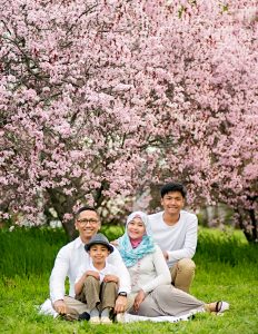 Ayu Srimoyo Photography; Family Photographer in Canberra takes Family Portrait